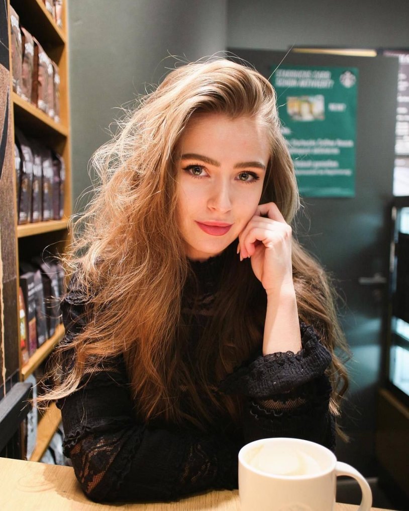 Anna von Klinski full -length