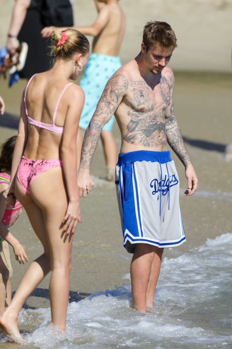 Justin Bieber paws Haley