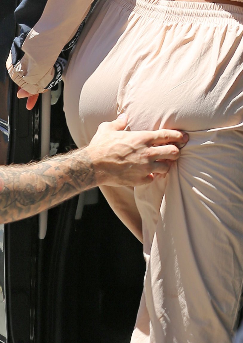 Haley Baldwin and Justin Bieber Kiss