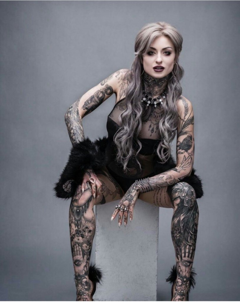 Naked tattoo model Lauren