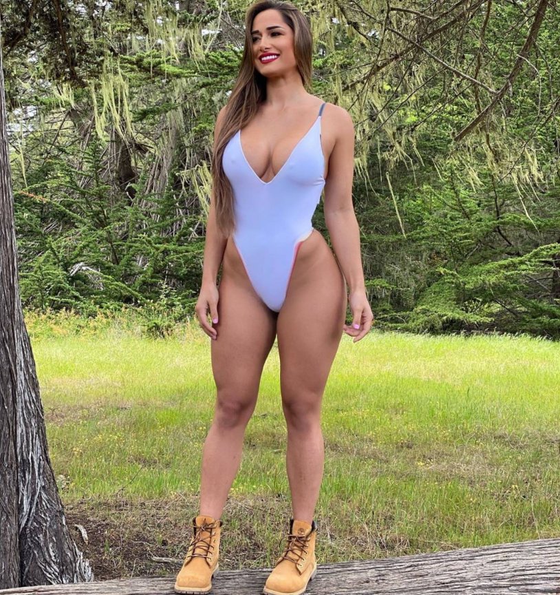 Bruna Lucas is dancing