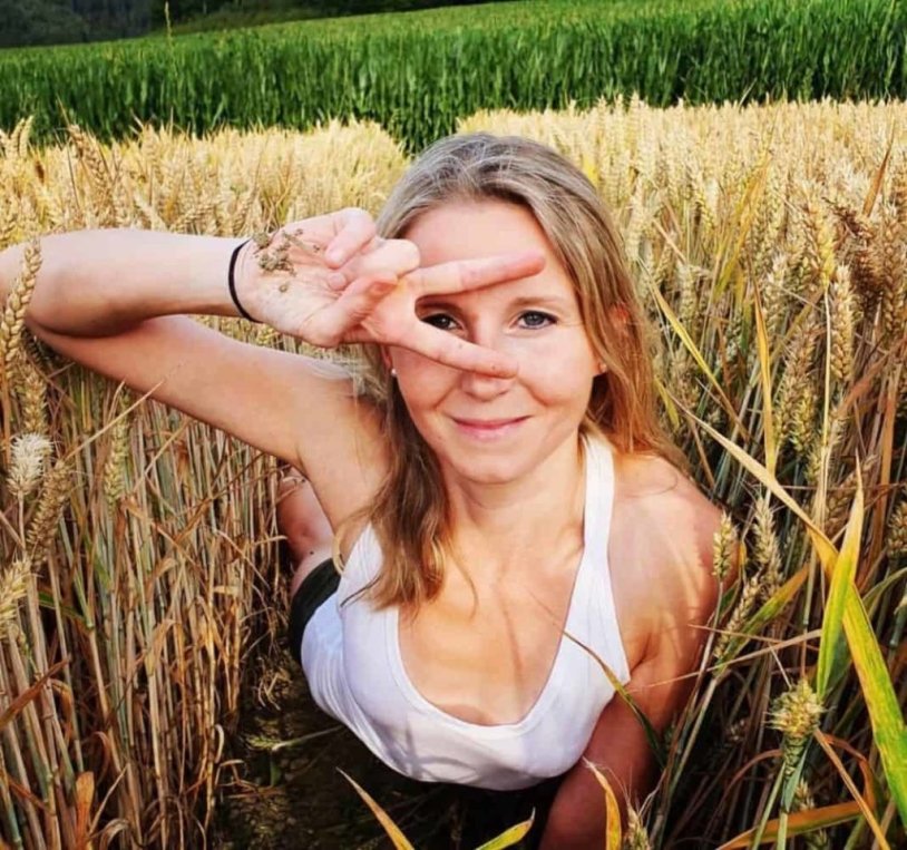 Elke nacktyoga all results