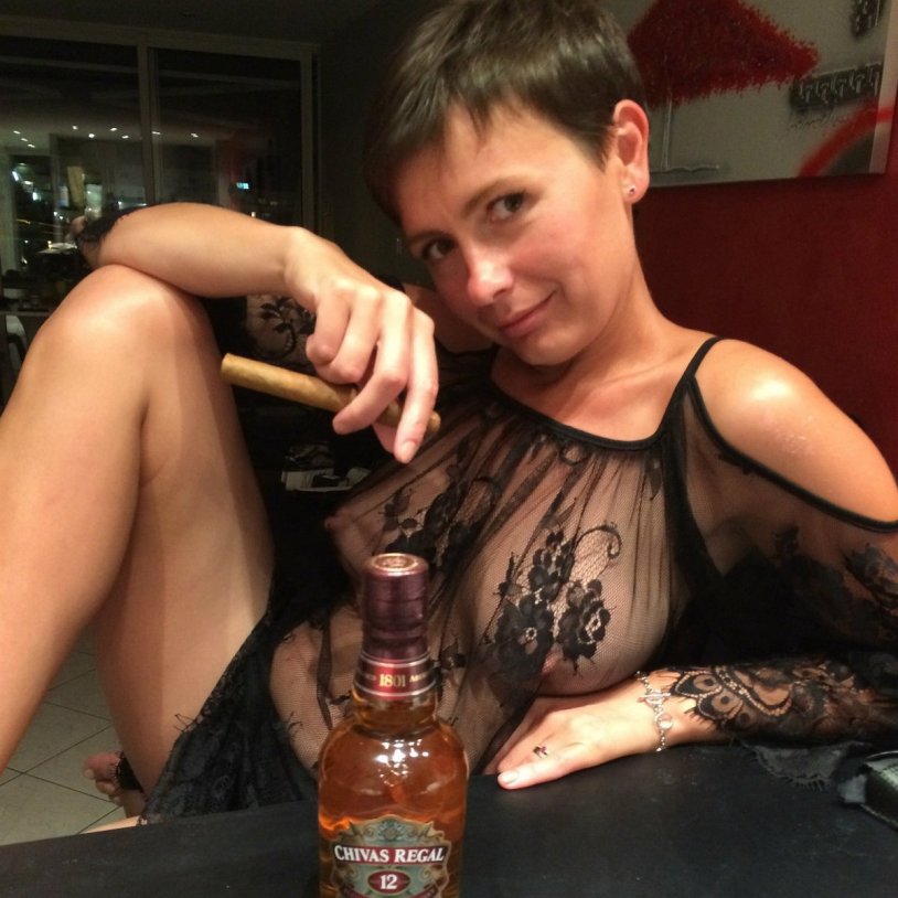 The photo session of the divorce is naked