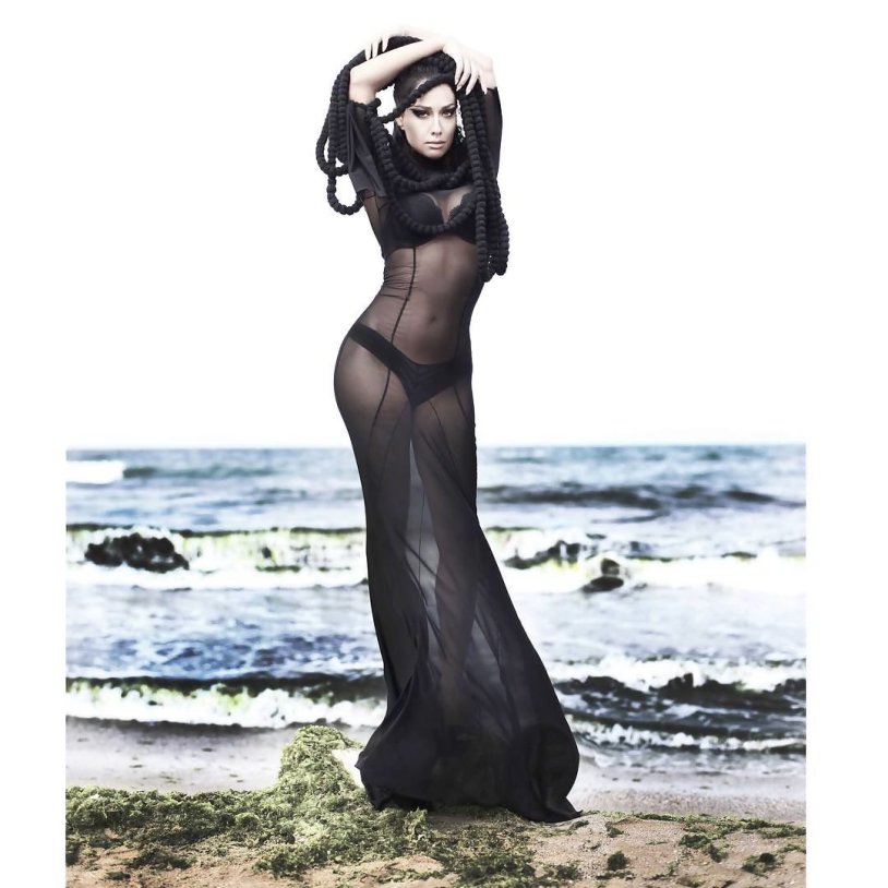 Naked Arabic in full height