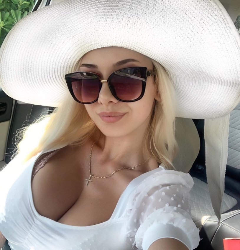 Jelena Unikat smokes