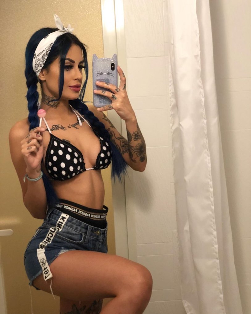 Tati Gabriel Hot photo