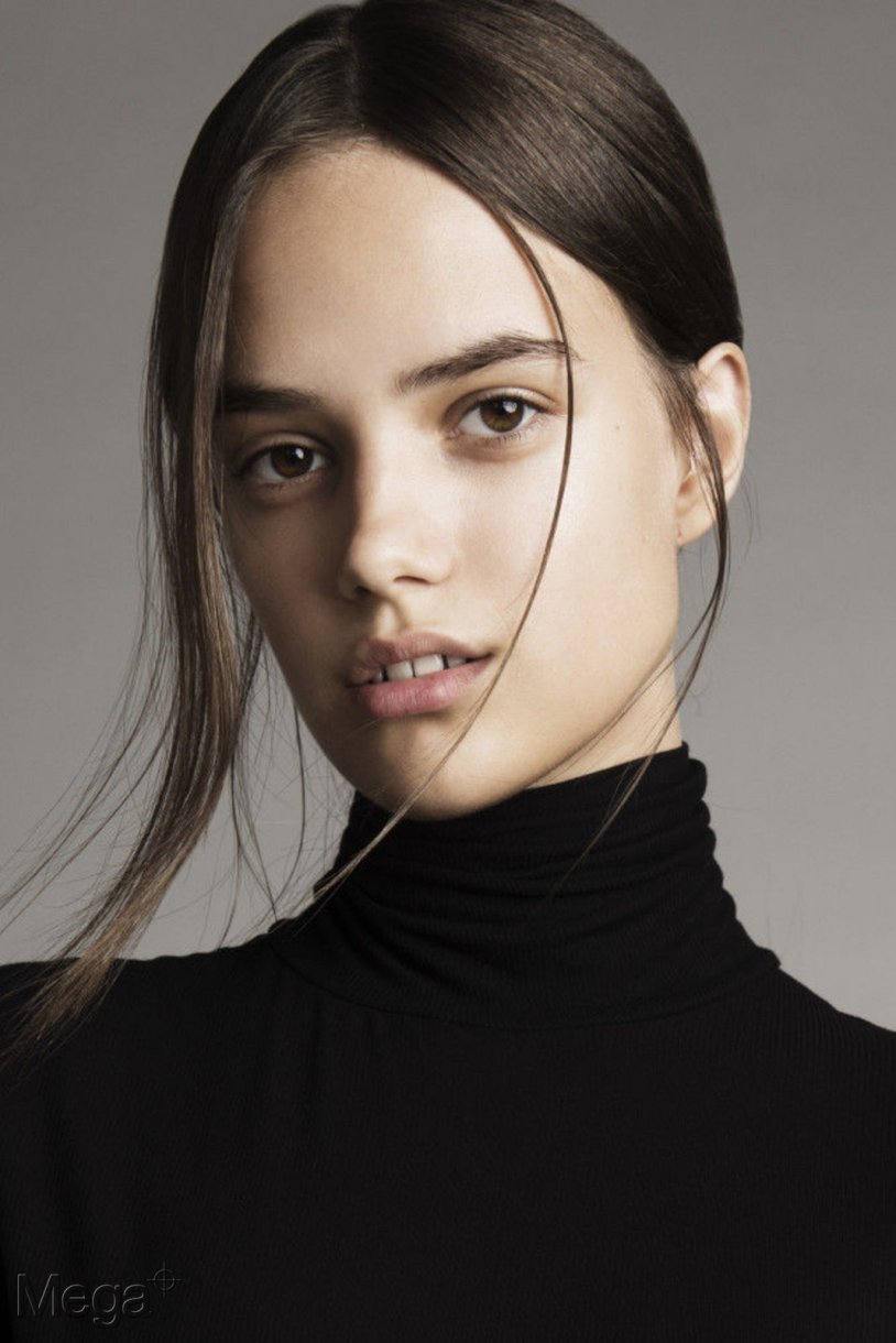 Andjela radovanovic barefoot