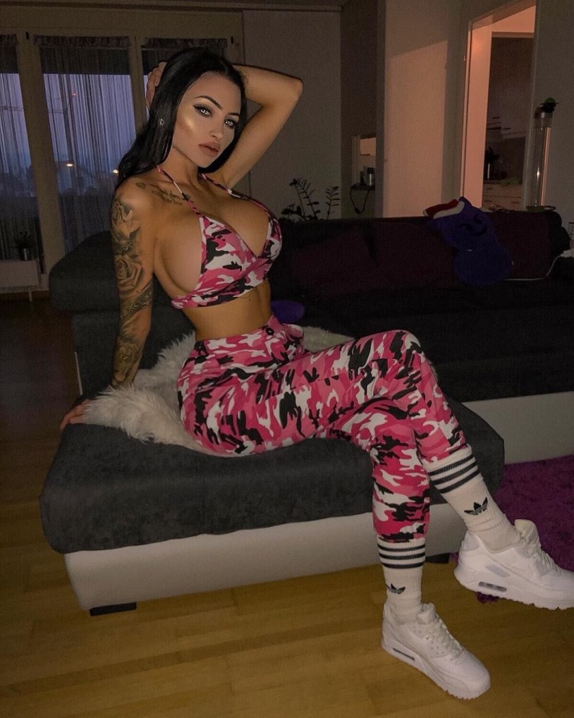 Clava Coca in underwear