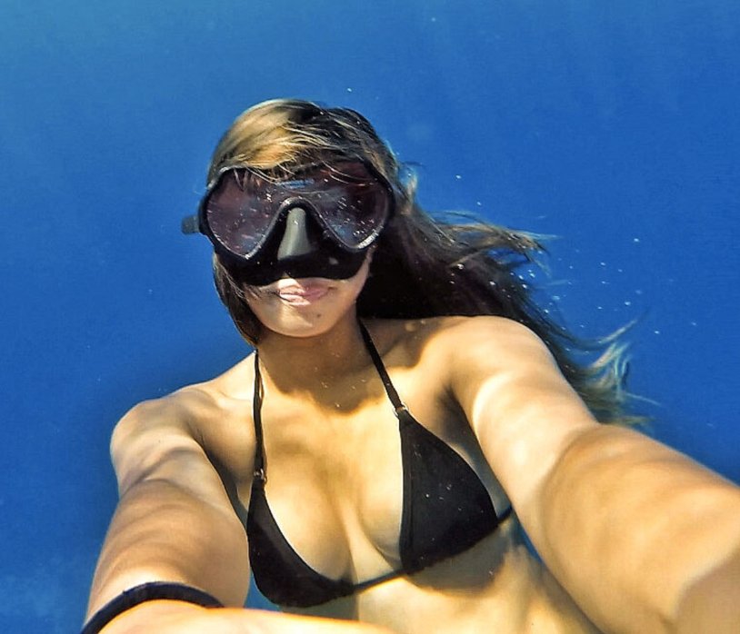 Girls Fridves under water topless