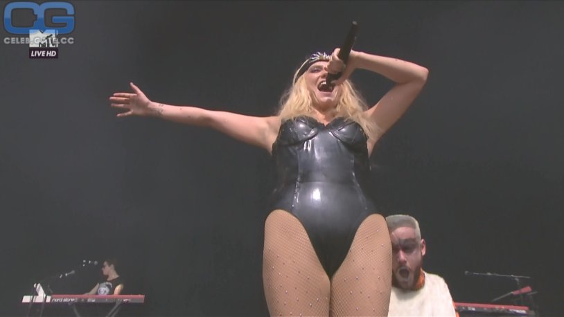 Kristina Aguilera turned around