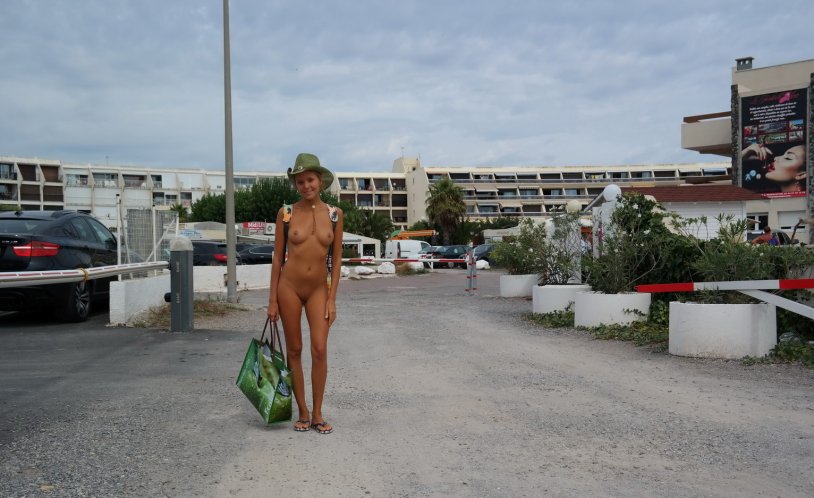 Girls naked in the cap dag