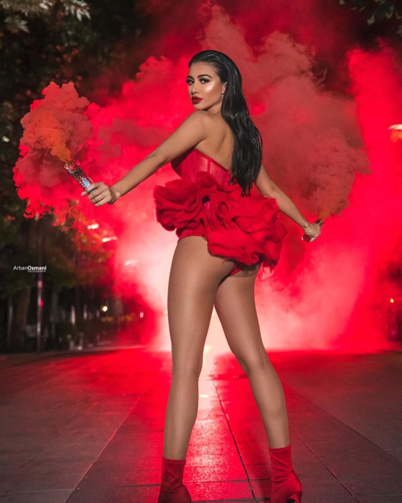 Young girl with big ass, breasts and hips