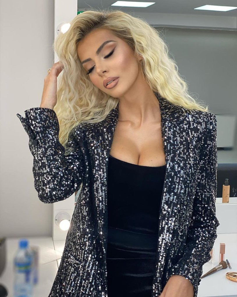 Marina vjollca in bikini