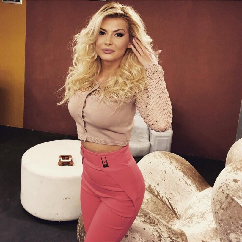 Marina vjollca in bikini