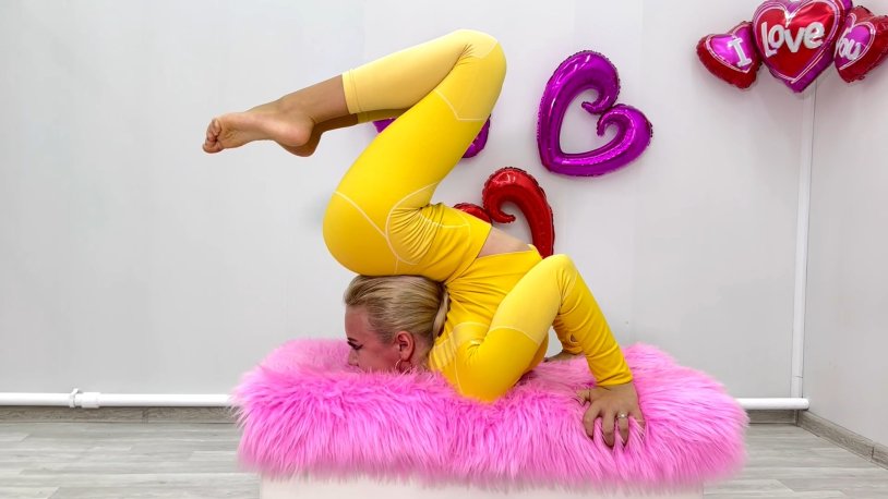 Julia Güntel in latex