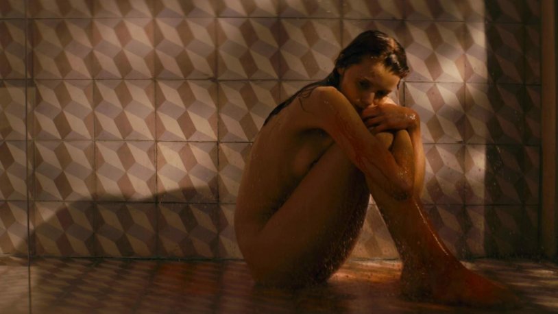 Tennis Simone Halelem breasts