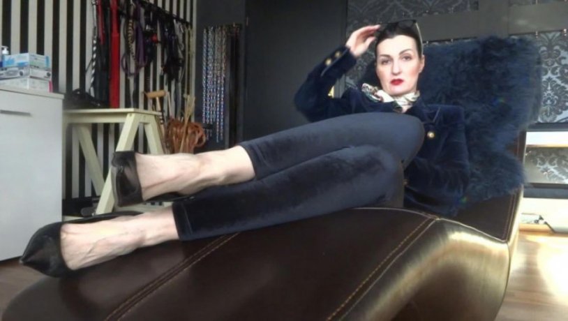 Spied on the legs in boots