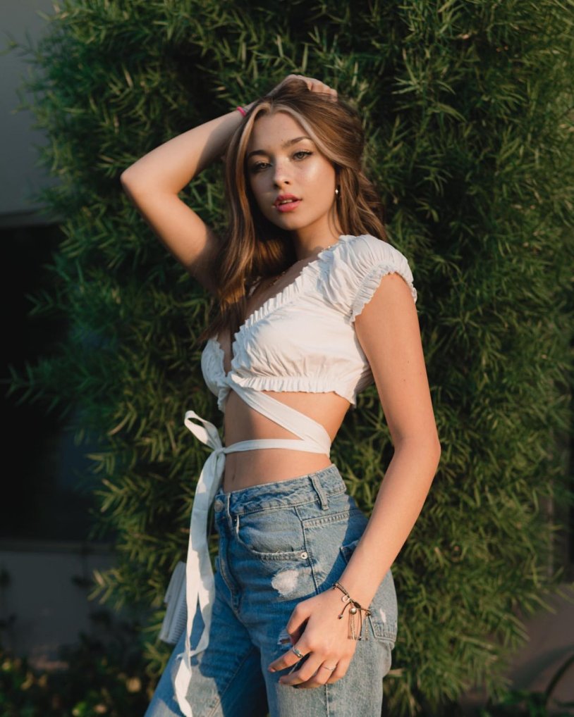 Havanna Winter in a swimsuit