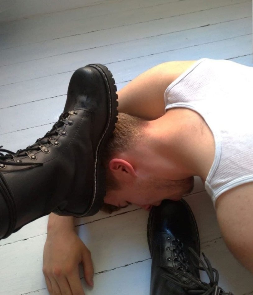 Girls made their legs sniff