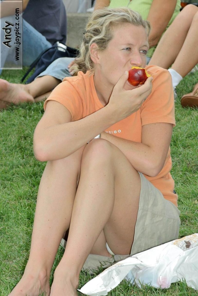 Girls Upskirt Squatting Open Legs Photo Summer