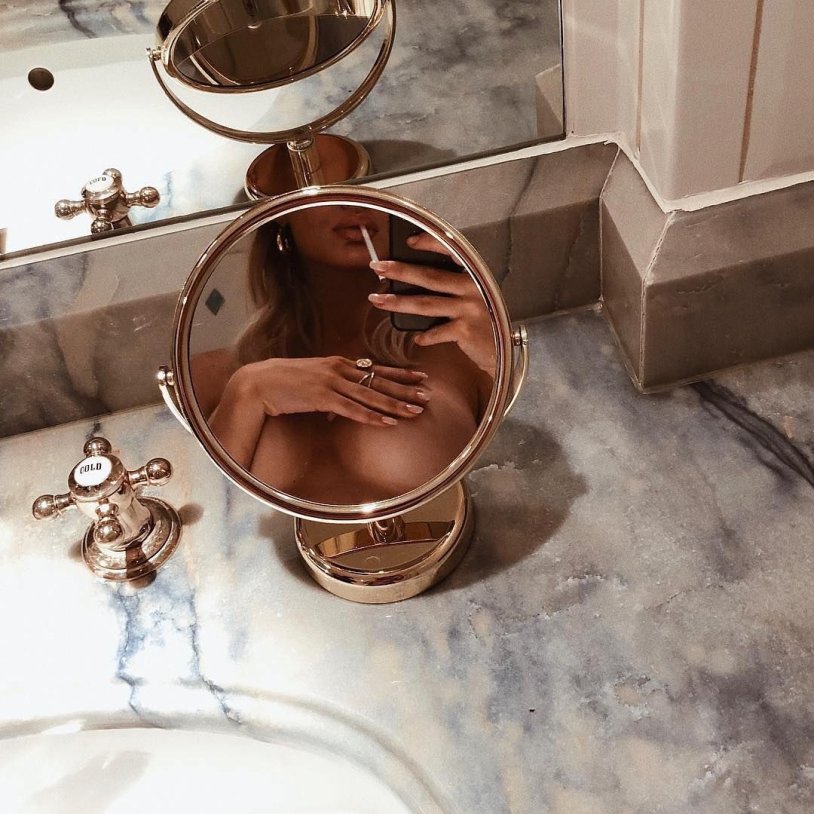 Aesthetics of the figure in the mirror