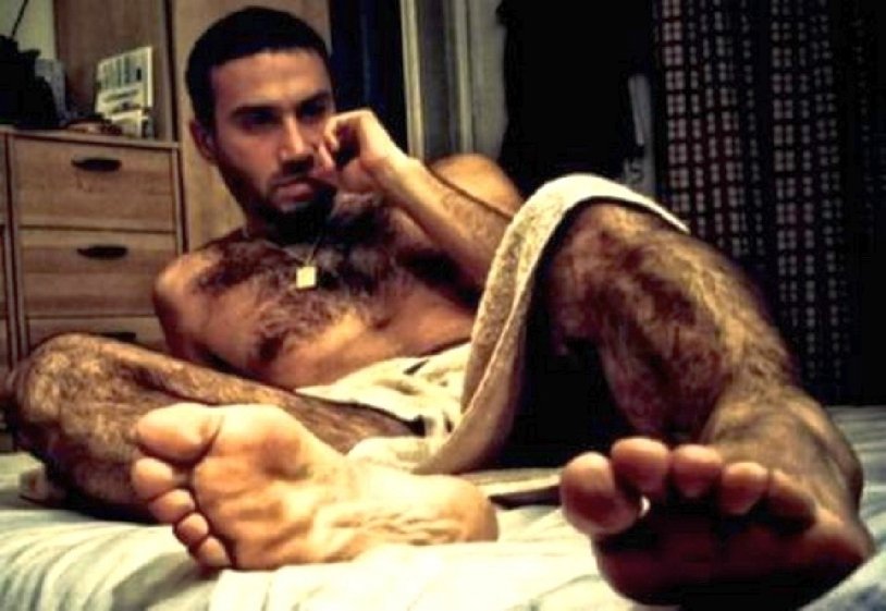 Luke and Elliot kiss