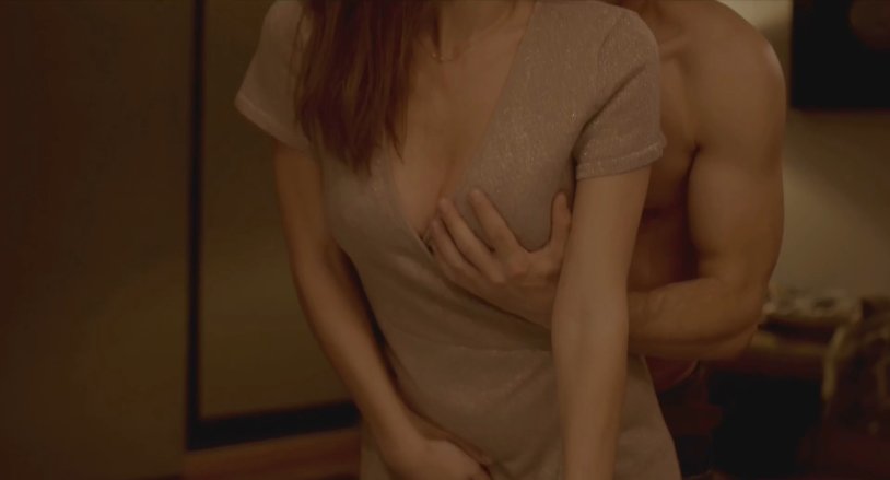 Naked brown -haired hair with curly hair