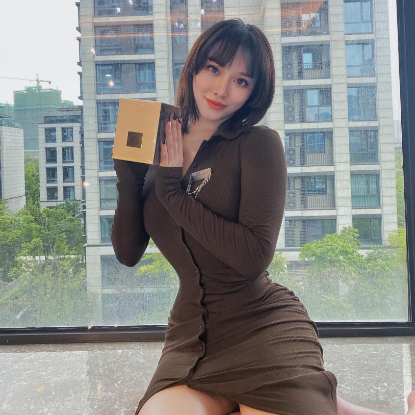 Songyuxin_hitomi in tight dresses