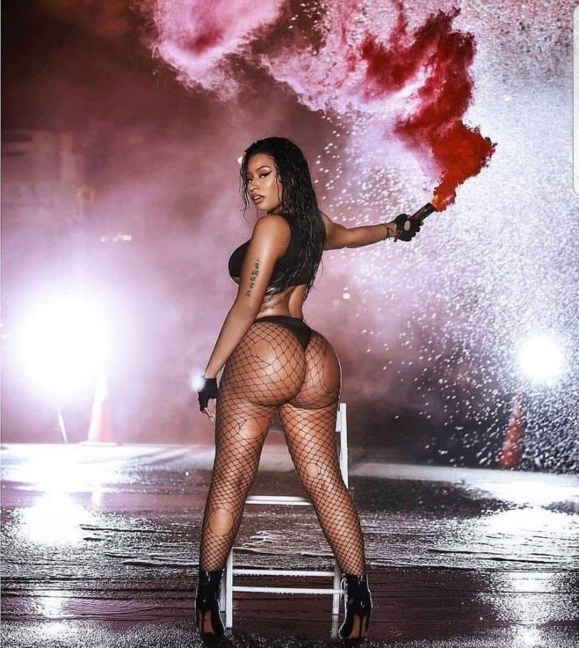 Singer Nicky Minaj naked