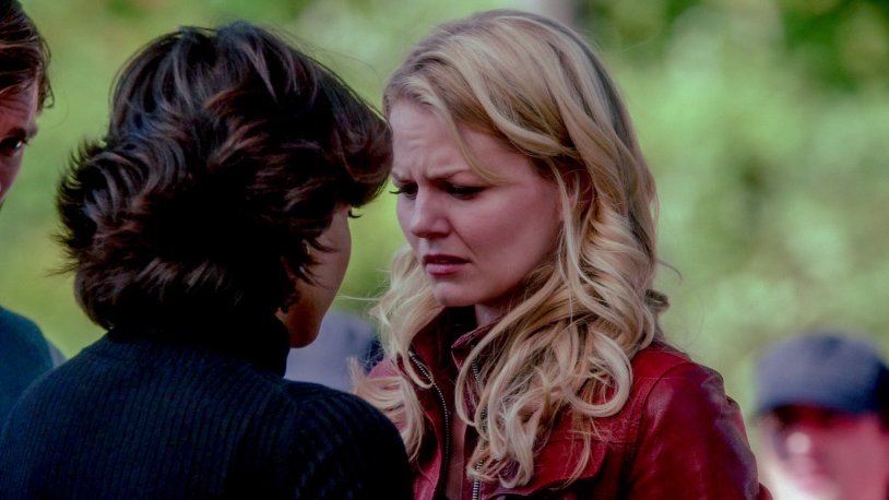 Regina Mills and Emma Swan kiss
