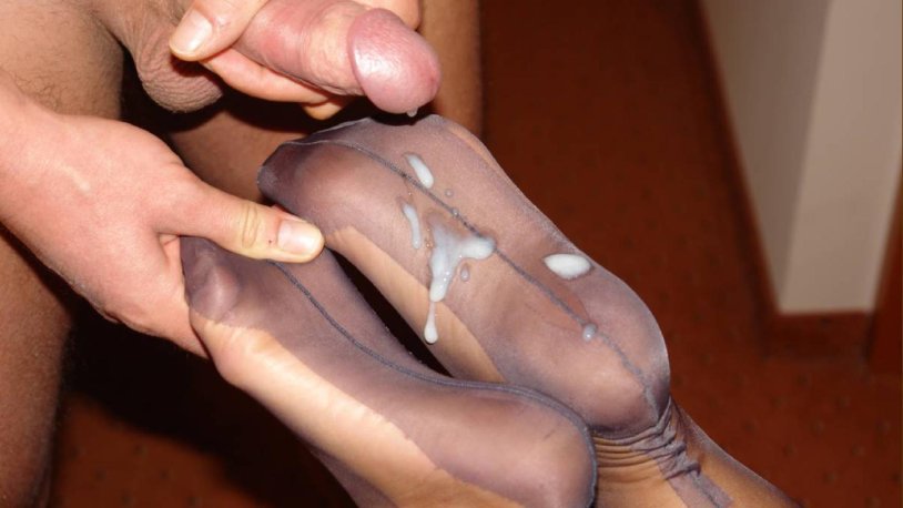 Cum on the feet in pantyhose