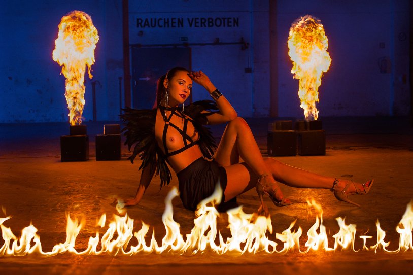 The girl-fucker !!! Hot striptease at home !!!!