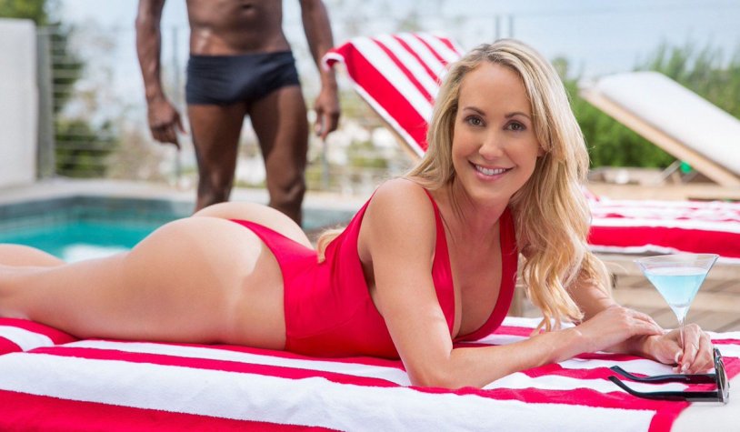 Jennifer Aniston in a swimsuit in the film pretend to be my wife