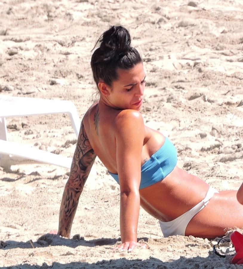 Kandidatin kattia in a dress