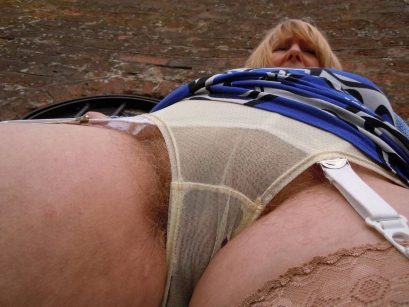 Fat Mours under the skirt