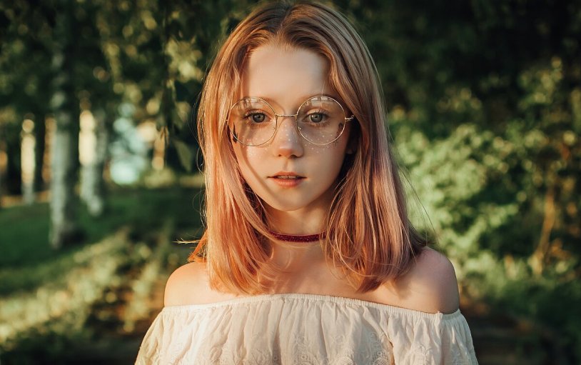 Alina Nikitina photo on the background of a wooden wall