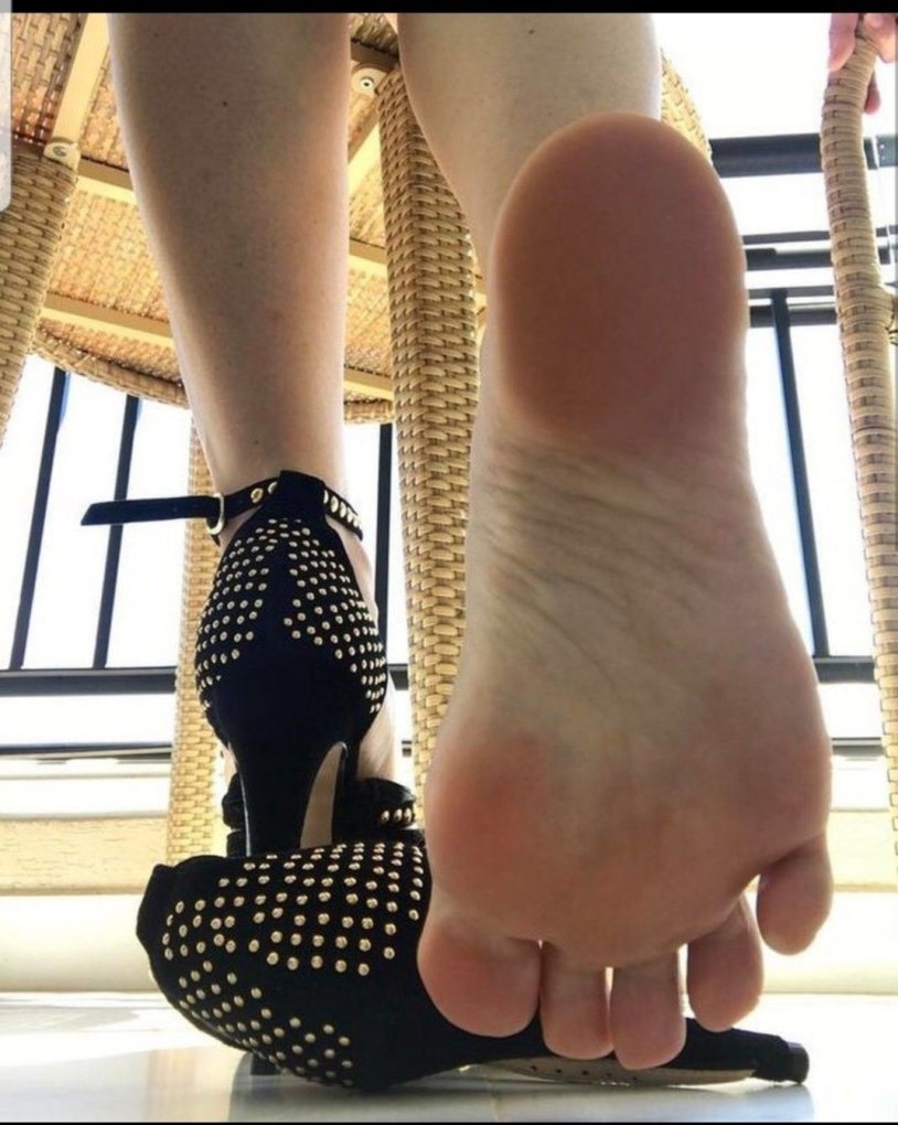 Dominatrix Ezada Sinn