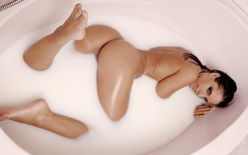 Girl in the milk of the bathroom Goli