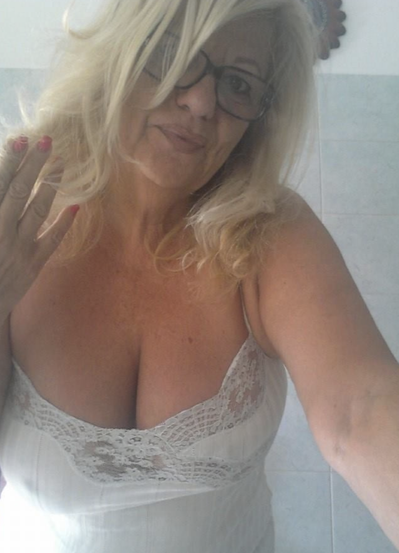 Huge tits of the neckline at the old woman