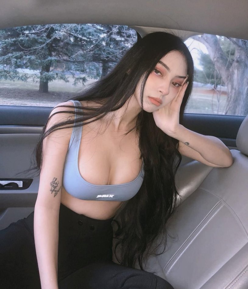 Knee -girl on the bed