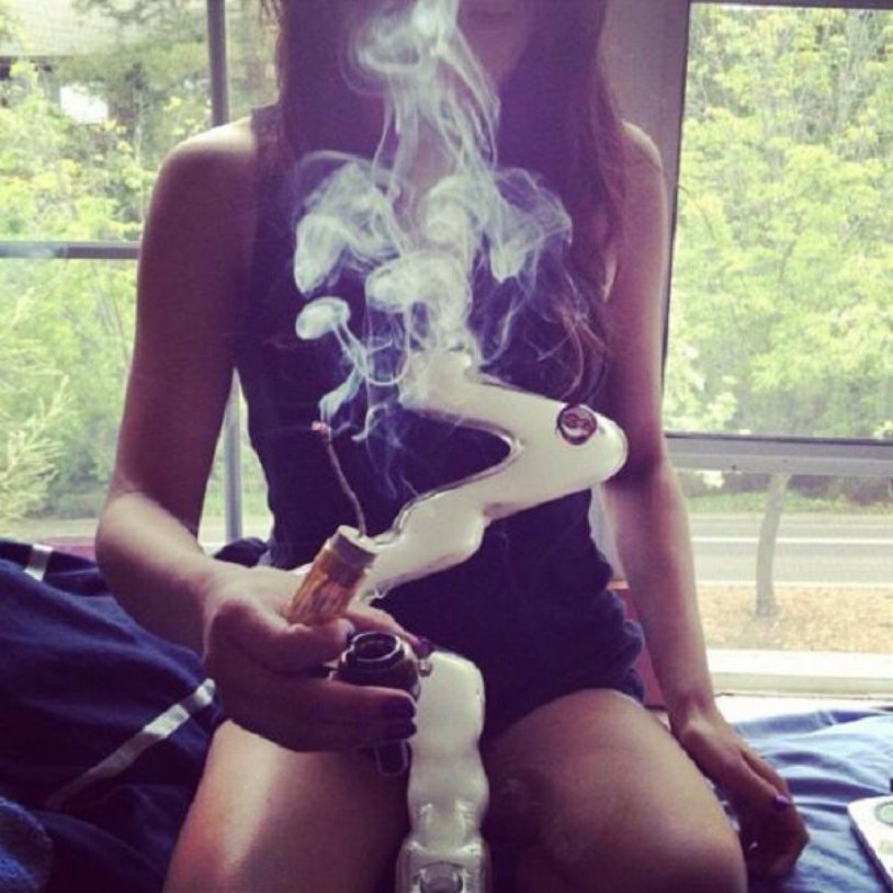 Smoking girl Toples