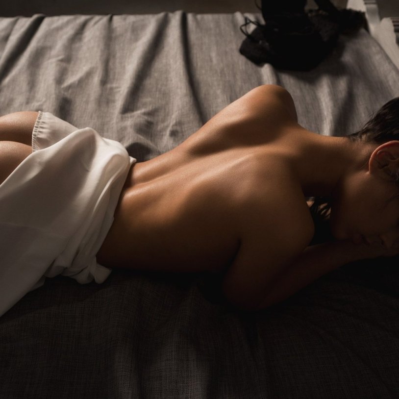 Beautiful naked women from the back