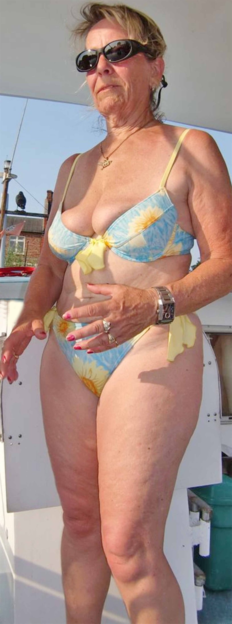 Gilfs in a swimsuit