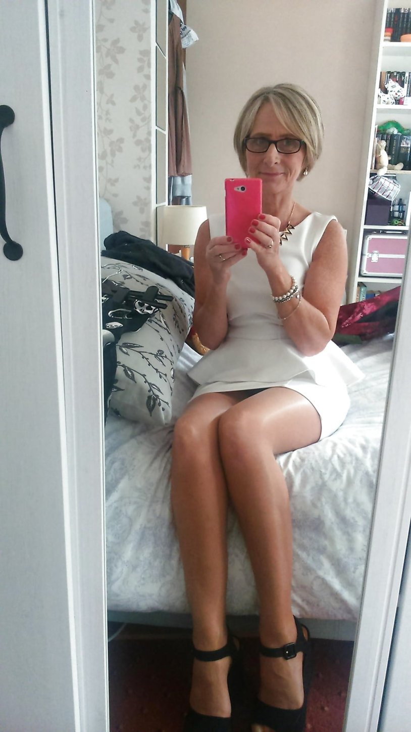 Selfies mature in home clothes