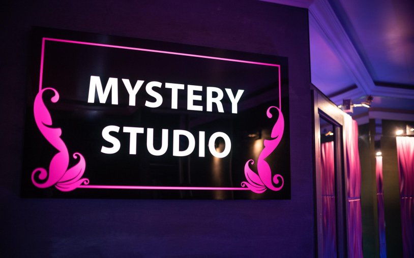 Mom of a friend in the shower (Alison Tyler)