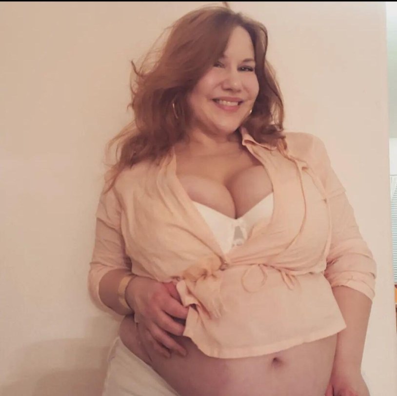 Mom with a big booty in the kitchen