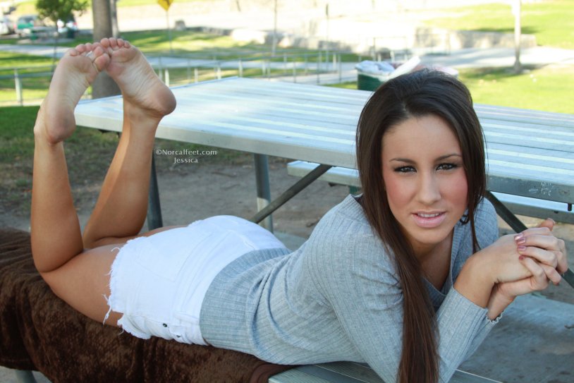 Jamie Tisdele barefoot