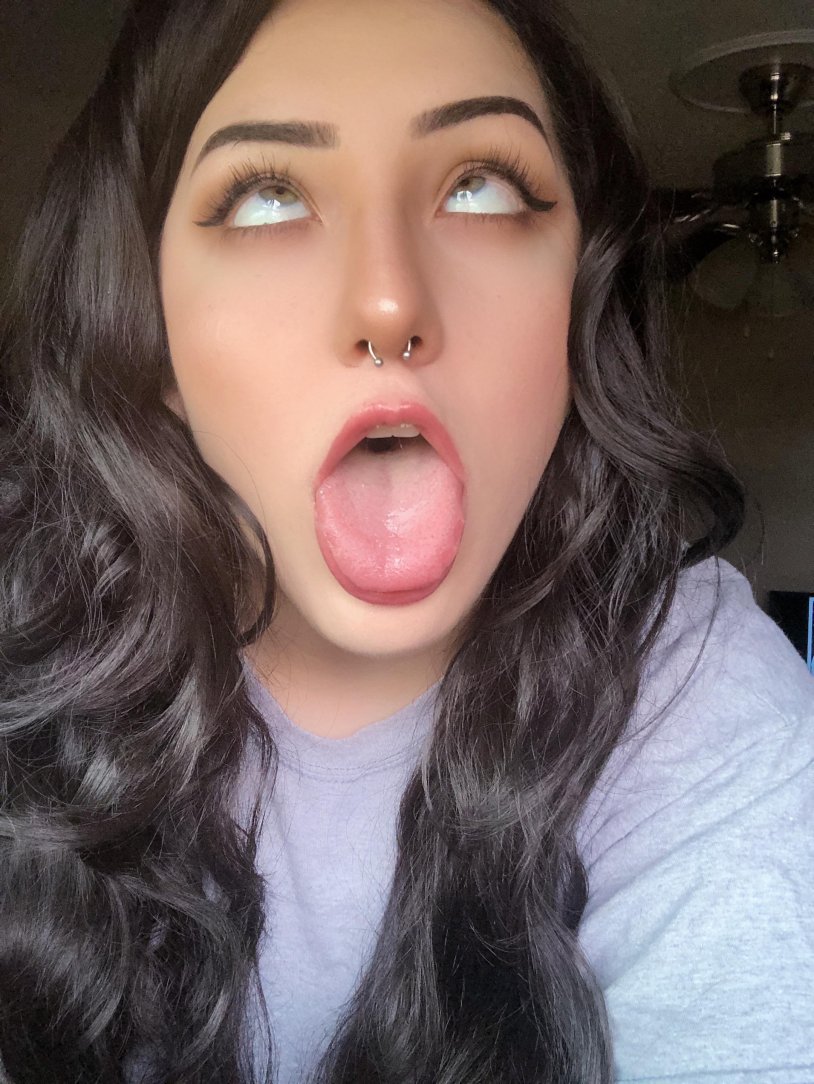 Sarah Vandell with an open mouth