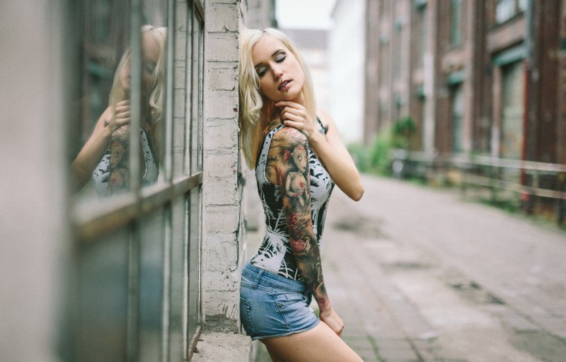 Tattooed girls on the street