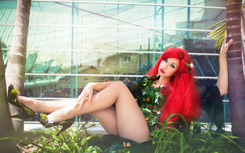 Red -haired girl in a swimsuit